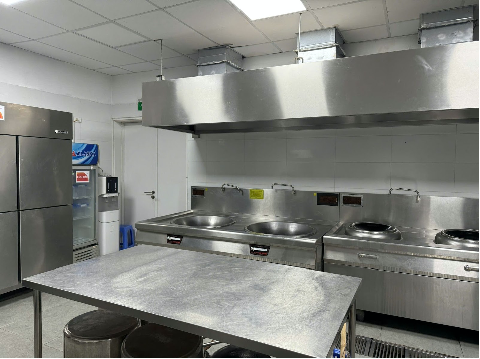 Khu bếp được trang bị hiện đại và vận hành trên nền tảng số hoá, giúp tối ưu chi phí và nâng cao hiệu quả hoạt động cho đối tác.