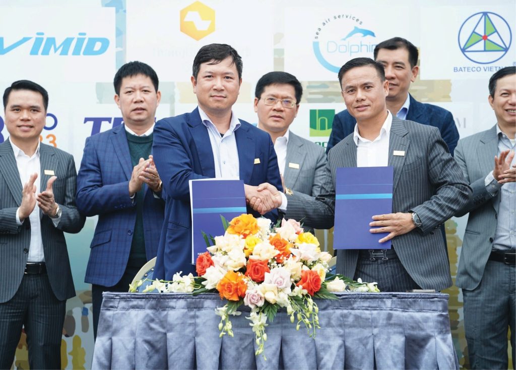 Đại diện ông Đoàn Tất Chiều tham gia kí kết hợp đồng với các bên 